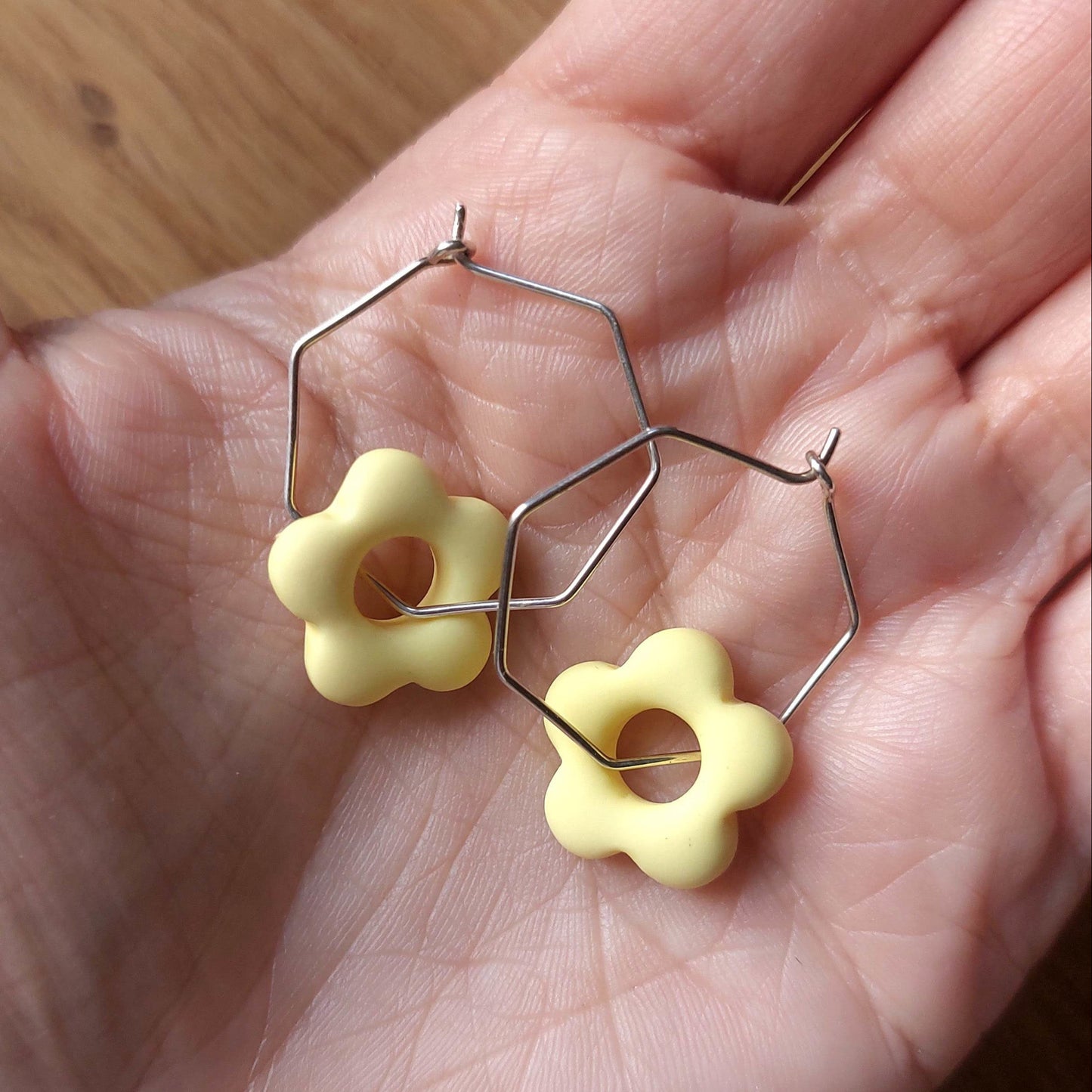 Eckige Creolen mit hellgelber buttergelber Blume als Anhänger