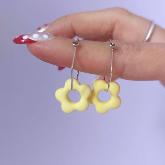 Eckige Creolen mit hellgelber buttergelber Blume als Anhänger