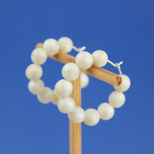 Creolen mit handgeformten weißen Perlen | Perlengarten Collection - Atelier Anda