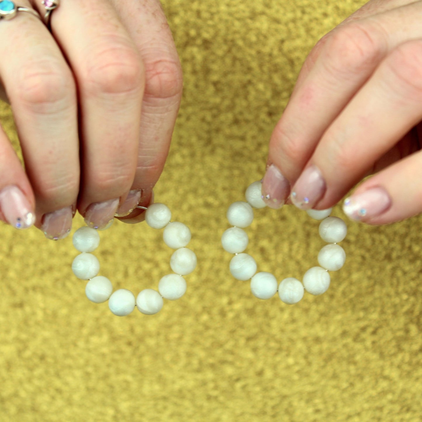 Creolen mit handgeformten weißen Perlen | Perlengarten Collection - Atelier Anda