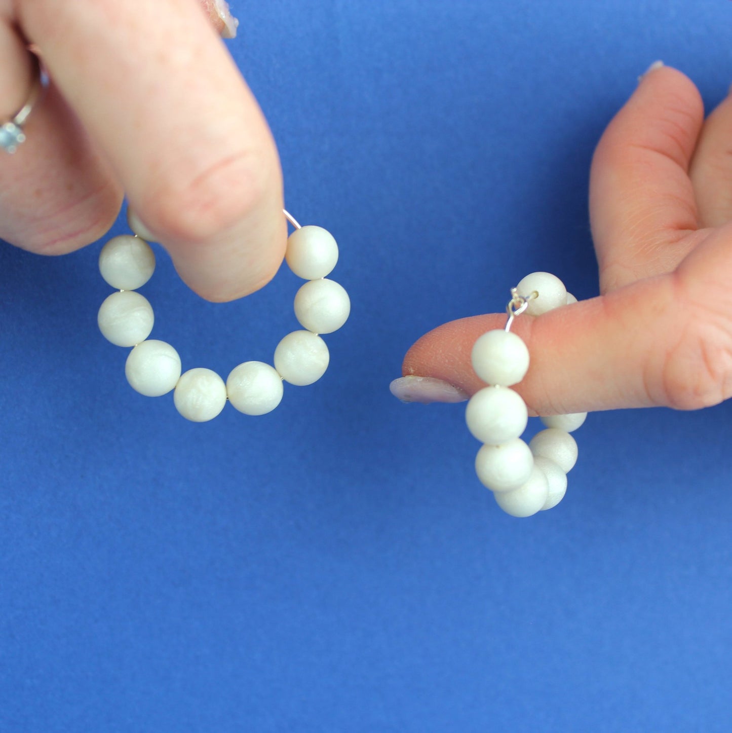 Creolen mit handgeformten weißen Perlen | Perlengarten Collection - Atelier Anda
