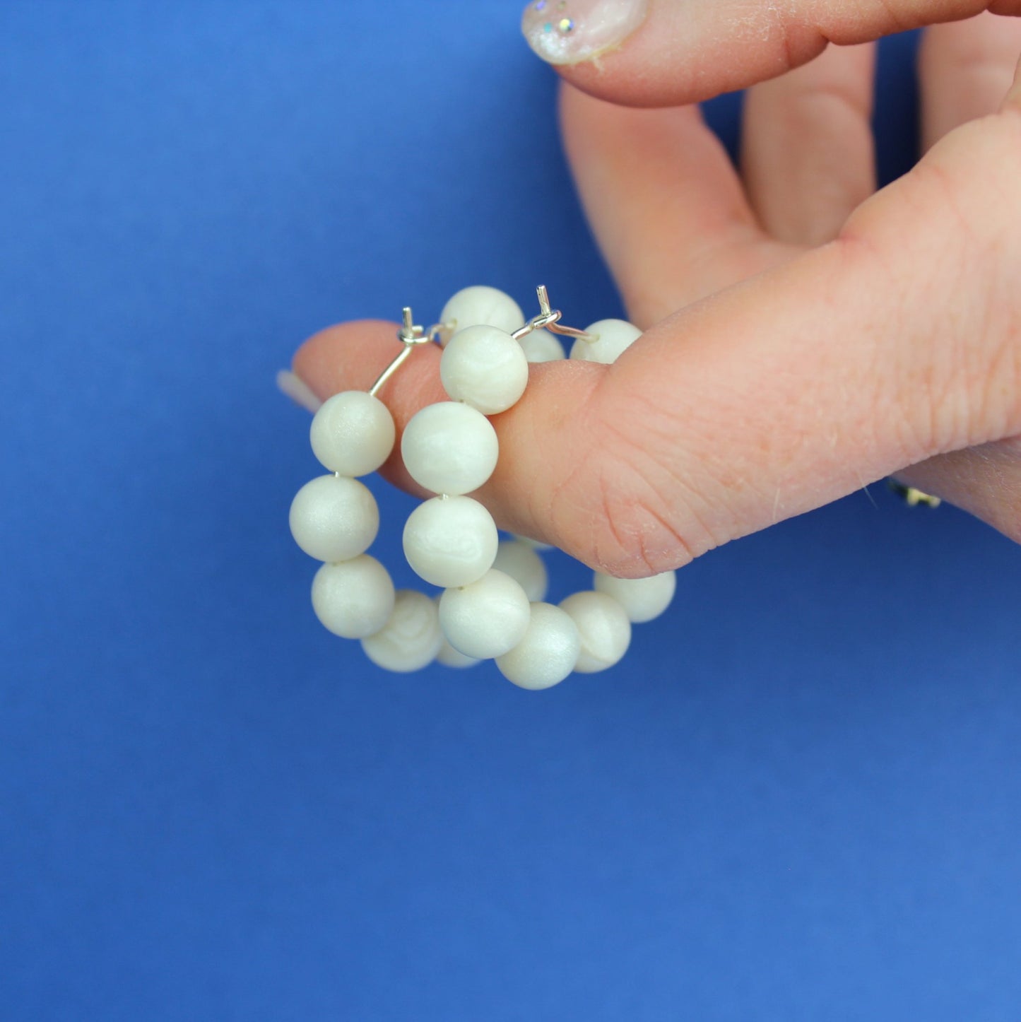Creolen mit handgeformten weißen Perlen | Perlengarten Collection - Atelier Anda