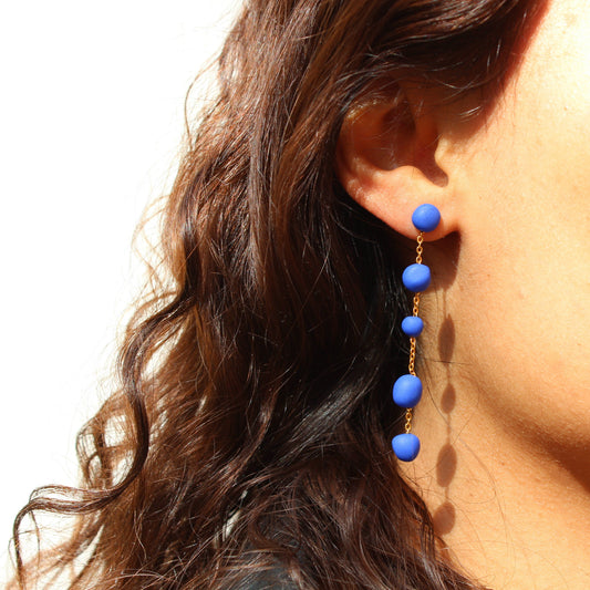 Handgemachte Kettenohrringe aus vergoldetem Silber mit organisch geformten Perlen – leicht, modern und elegant.