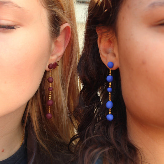 Handgemachte Kettenohrringe aus vergoldetem Silber mit organisch geformten Perlen – leicht, modern und elegant.