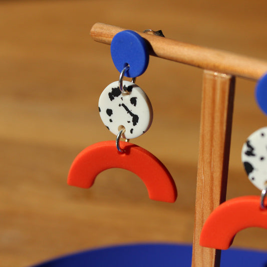 Handgemachte lange Hängeohrringe bestehend aus unterschiedlich farbigen Elementen in unterschiedlicher Form