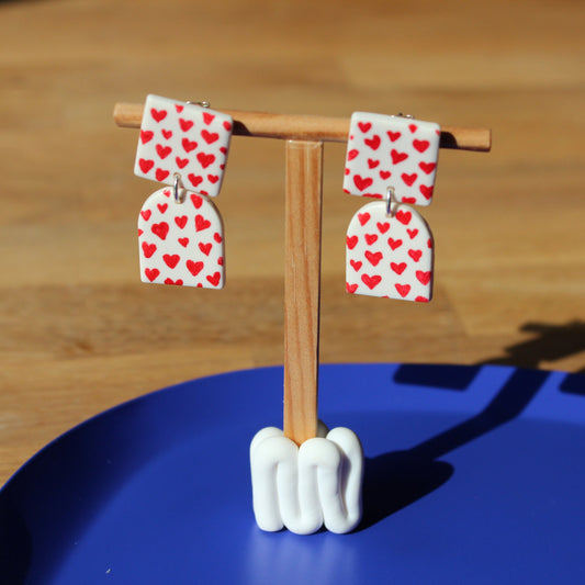 Herz Ohrringe – weiß mit gemalten Herzchen