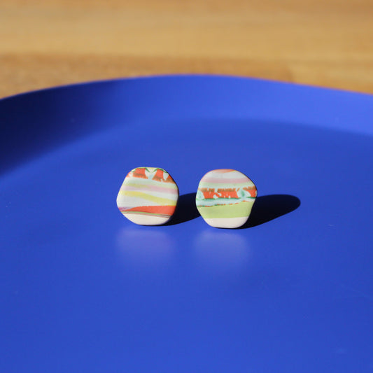 marmorierte Ohrstecker in Erdtönen und in rundlicher organischer Form