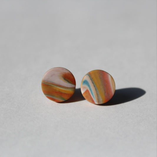 kleine Ohrstecker mit Marmorierung in erdigen Farben.