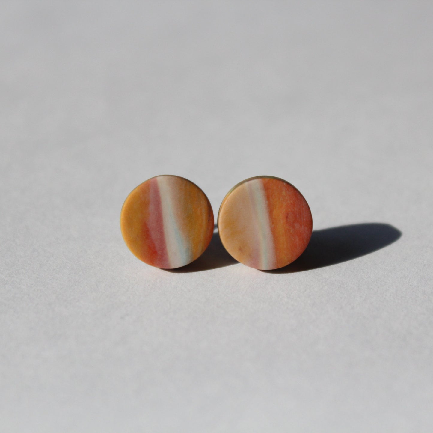 kleine Ohrstecker mit Marmorierung in erdigen Farben.
