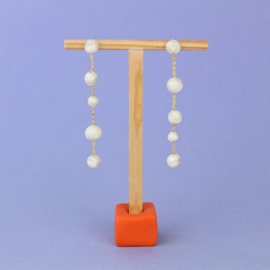 Handgemachte Kettenohrringe aus vergoldetem Silber mit organisch geformten Perlen – leicht, modern und elegant.