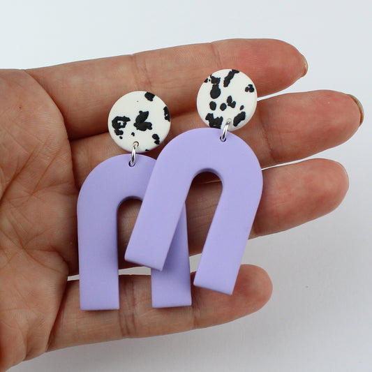 Archie #3 | flieder & sprinkles - Atelier Anda. Ein handgemachtes Schmuck-Set bestehend aus einem Paar bunten Hängeohrringen und zwei passenden Haarspangen.