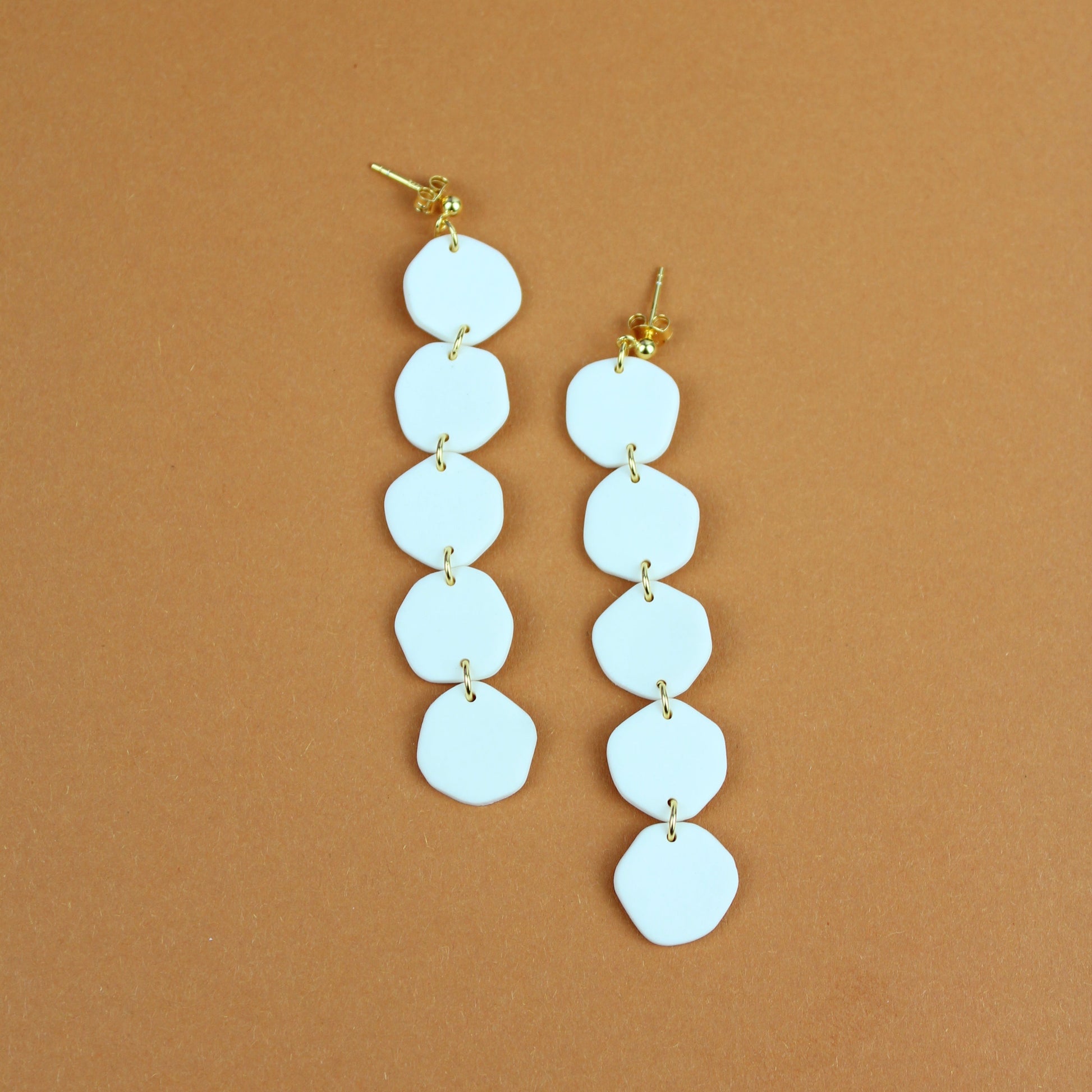 Petals – lange Statement Ohrringe – cremeweiß - Atelier Anda