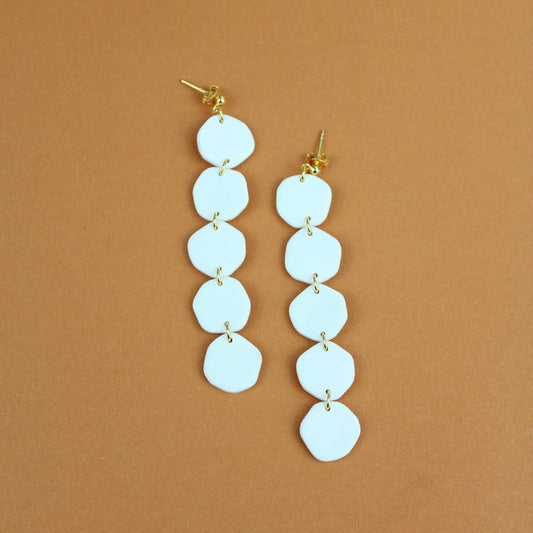 Petals – lange Statement Ohrringe – cremeweiß - Atelier Anda
