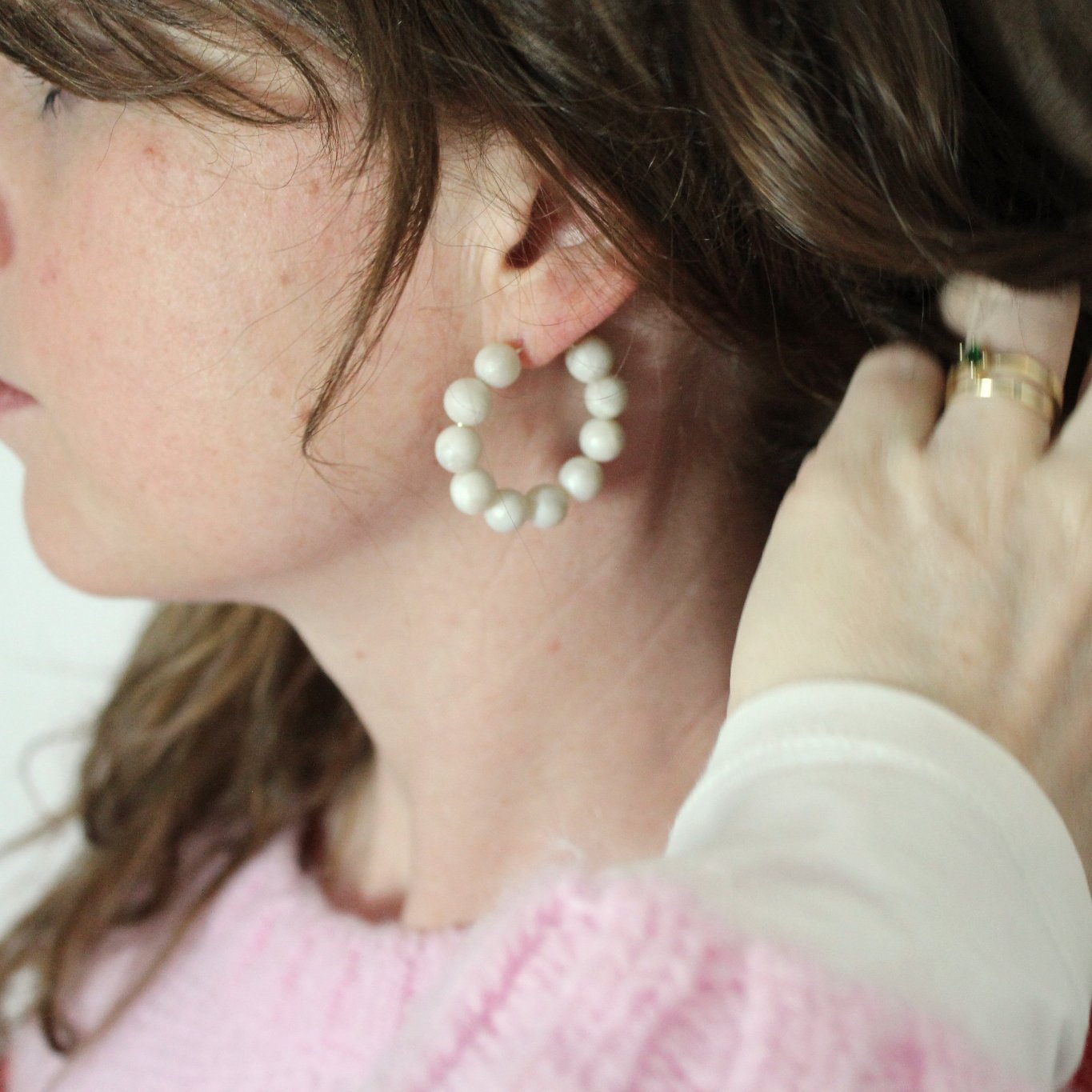 Creolen mit handgeformten weißen Perlen | Perlengarten Collection - Atelier Anda