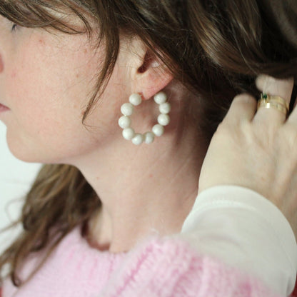 Creolen mit handgeformten weißen Perlen | Perlengarten Collection - Atelier Anda