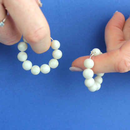 Creolen mit handgeformten weißen Perlen | Perlengarten Collection - Atelier Anda