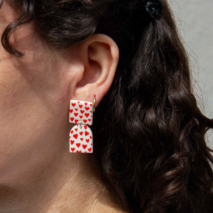 Herz Ohrringe – weiß mit gemalten Herzchen