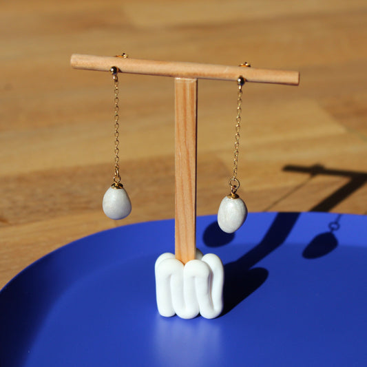 goldener hängender Kettenohrring mit einer handgeformten veganen Perle