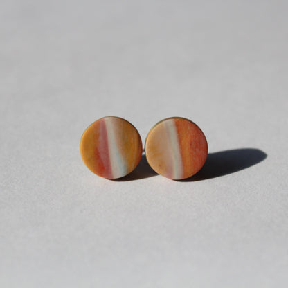 kleine Ohrstecker mit Marmorierung in erdigen Farben.